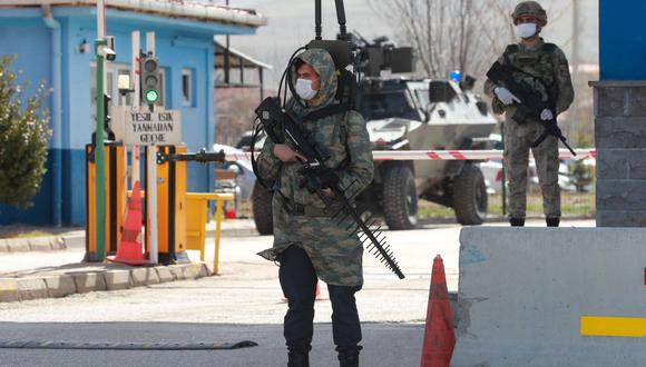 Imagen referencial. Un soldado sostiene un arma anti-drones mientras las fuerzas de seguridad montan guardia frente al juzgado de Sincan, en las afueras de Ankara (Turquía), el 7 de abril de 2021. (Adem ALTAN / AFP).