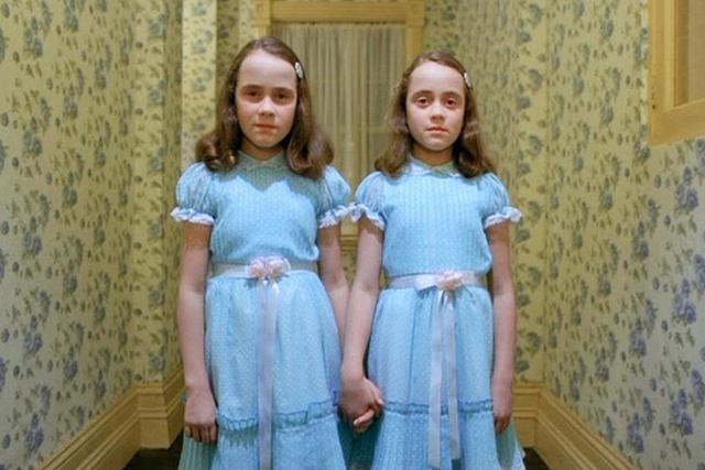 Las famosas hermanas gemelas en una escena de la película de Stanley Kubrick.