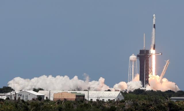 El lanzamiento de la cápsula Crew Dragon se realizó a las 14:22. del sábado (Foto: Gregg Newton / AFP)