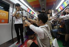 Hombre le pide matrimonio a su novio en metro de China | FOTOS