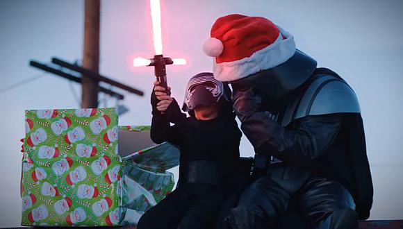Darth Vader celebra Navidad junto a su nieto Kylo Ren [VIDEO]