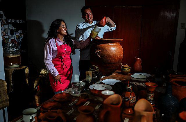 Los chefs y gestores de Cusqueñísima, Diana Samanez y José Luján, en su laboratorio (Pachalab) con las piezas de uso histórico en la gastronomía cusqueña.