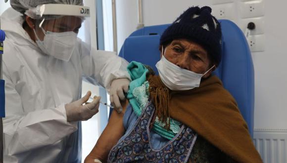 Una mujer recibe la vacuna contra el coronavirus durante una jornada de vacunación para adultos mayores en el Hospital del Sur en El Alto (Bolivia). (Foto: EFE/ Martin Alipaz).