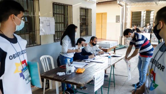 Personas asisten a votar durante las elecciones municipales en la escuela República de Chile, en Asunción (Paraguay). (Foto: EFE/ Nathalia Aguilar).