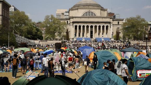 Estudiantes protestan en el campus de la Universidad de Columbia, el lunes 29 de abril de 2024, en Nueva York. (Foto de Stefan Jeremiah / AP)