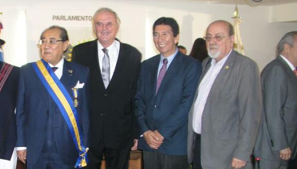 Fernando Calle participó en el pleno del Parlamento Andino en Bogotá, donde fue condecorado. En la foto con los miembros de ese foro subregional andino: Javier Reátegui, Hildebrando Tapia y Alberto Adrianzén. 