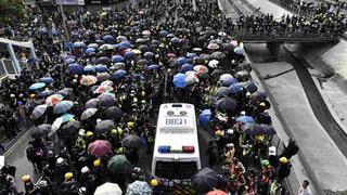 Manifestantes de Hong Kong desafían a la policía en una protesta prohibida