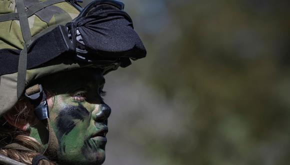 Una mujer soldado del Regimiento P18 de Gotland es fotografiada durante un ejercicio en la isla sueca de Gotland el 17 de mayo de 2022. Finlandia y Suecia solicitaron unirse a la OTAN. (JONATHAN NACKSTRAND / AFP).