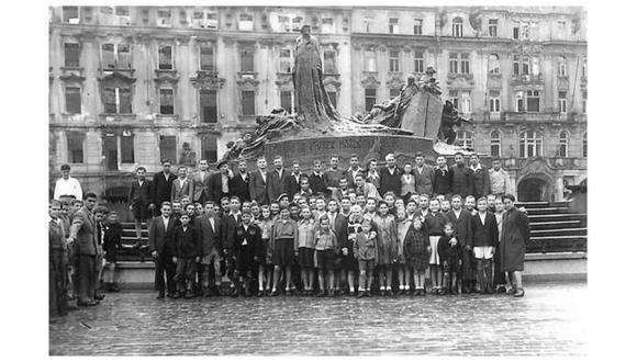 La foto de los sobrevivientes, tomada en 1945 en Praga. Foto: LAKE DISTRICT HOLOCAUST PROJECT, vía BBC Mundo