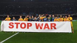 Jugadores de Barcelona y Napoli mostraron mensaje contra la guerra