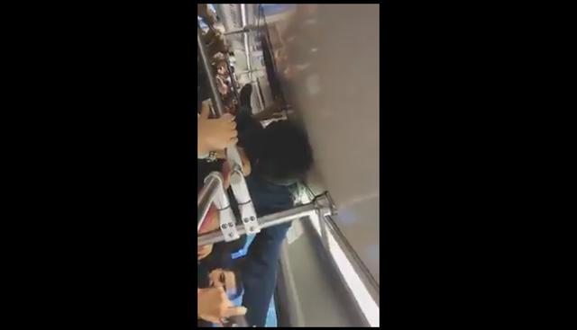 Este hombre tuvo que viajar en el techo del tren porque iba tarde a su trabajo. (Facebook | Metro Tacubaya)
