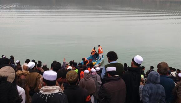 Los equipos de rescate buscan a las víctimas ahogadas en las aguas de la presa de Tanda después de que un bote que transportaba estudiantes volcara en el distrito de Kohat, el 29 de enero de 2023. (Foto: Basit SHAH / AFP)