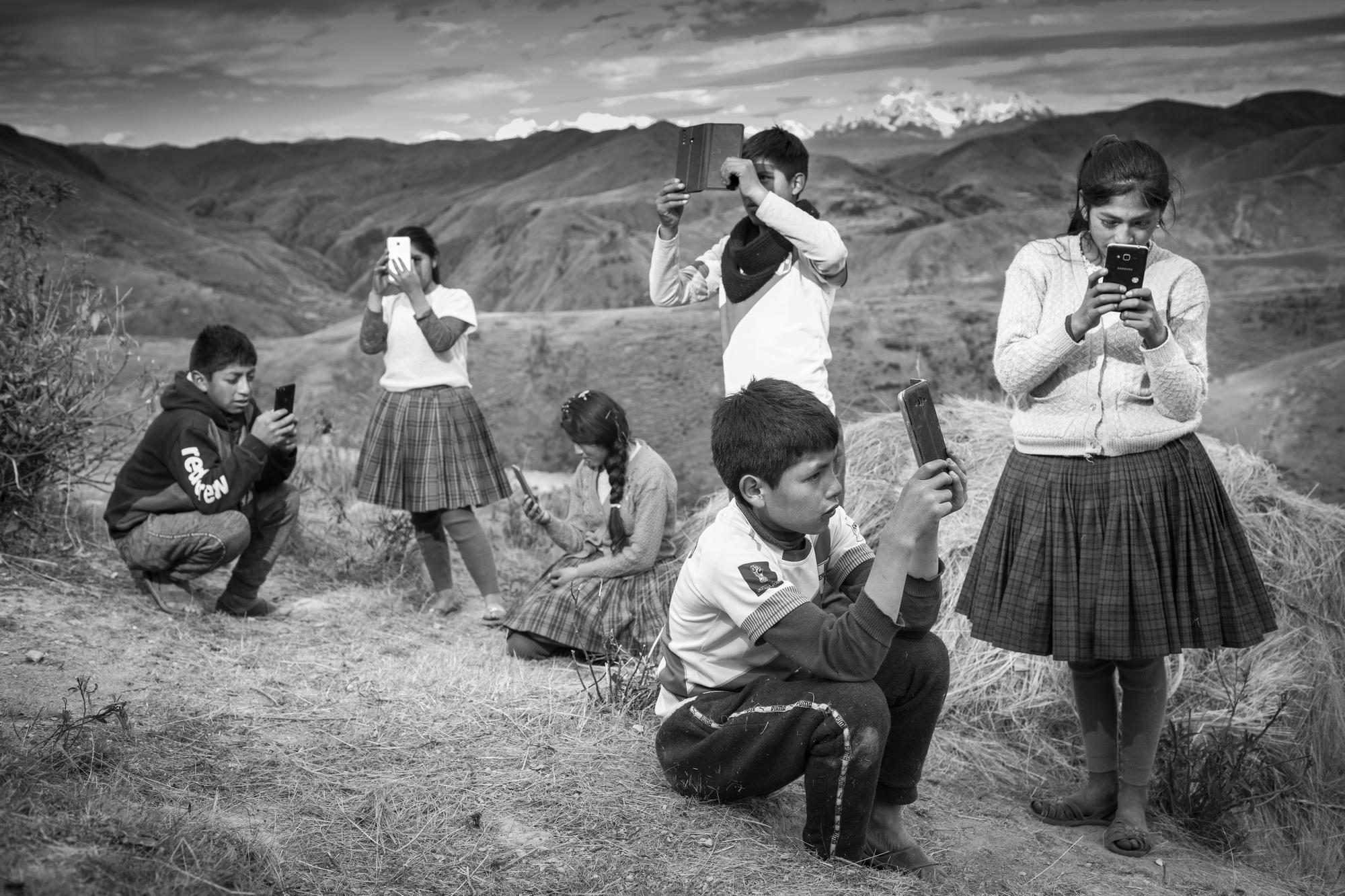 Un día de clases en las alturas del Cusco, donde no llega el Internet