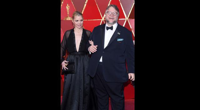Guillermo del Toro, director de "Shape of Water" llegó a la ceremonia de los premios Oscar del brazo de la guionista Kim Morgan. (Foto: Agencia)