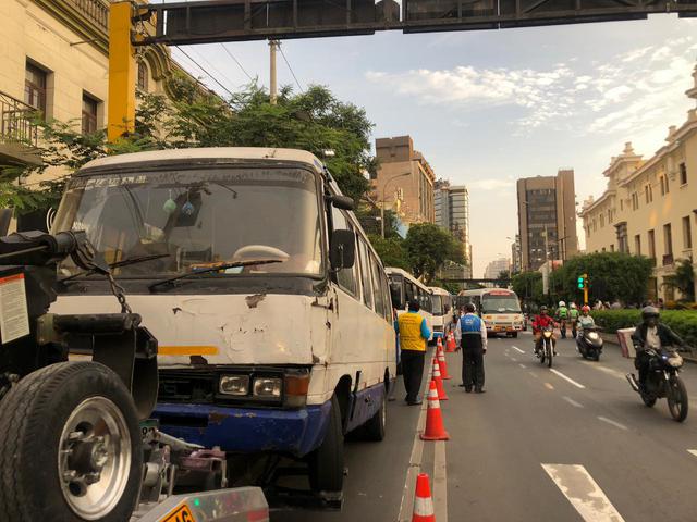 Esta tarde la Municipalidad de Miraflores realizó un operativo contra las coasters informales que transitan por la avenida Larco. (Foto: Claudia Sovero)