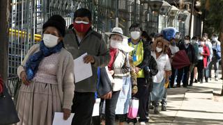 Largas y eternas filas para acceder a las vacunas contra el coronavirus que ya escasean en Bolivia