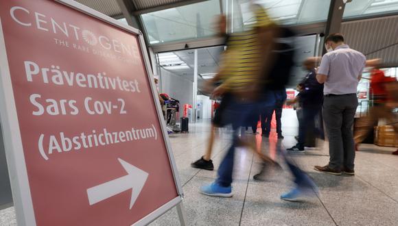 Imagen referencial. Zona del aeropuerto de Frankfurt en el que los viajeros se hacen pruebas para detectar si están contagiados de coronavirus. EFE