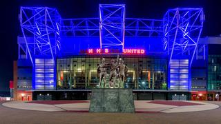 Estadio del Manchester United se pintó de azul para agradecer al sistema de salud de Inglaterra | FOTO
