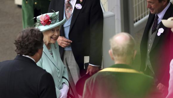 La reina Isabel II habla con Sir Francis Brooke y otros asistentes, durante el quinto día de la carrera de caballos Royal Ascot, en el hipódromo de Ascot, en Ascot, Inglaterra, el sábado 19 de junio de 2021. (Steven Paston/PA/AP).