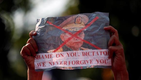 Un manifestante de Birmania sostiene una foto del jefe militar golpista Min Aung Hlaing, durante una protesta ante la embajada birmana en Bangkok, Tailandia, el 1 de febrero de 2021. (EFE / EPA / RUNGROJ YONGRIT).