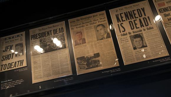 Las portadas históricas de los periódicos estadounidenses se ven desde el asesinato del presidente estadounidense John F. Kennedy en el Newseum en Washington, DC. (Foto de Brendan SMIALOWSKI / AFP)