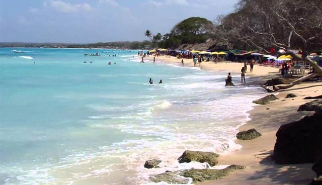 Playa Blanca, Colombia. Cerca de Cartagena de Indias, está esta playa que es reconocida por sus suaves arenas blancas y aguas cristalinas. Este destino es ideal para quienes les gustar practicar deportes náuticos y al mismo tiempo quieren descansar, comer rico y estar alejados del mundo. (Foto: Shutterstock)