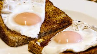 Comer demasiados huevos puede generar problemas cardiovasculares, revela estudio