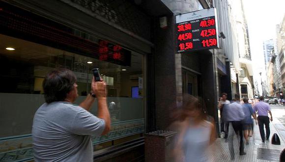 El dólar se depreciaba 0.47% en Argentina este viernes. (Foto: Reuters)