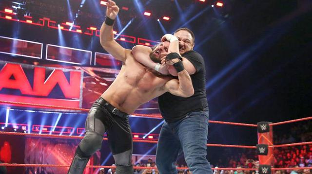 WWE: Samoa Joe se robó el show en Raw al darle paliza a Rollins - 3