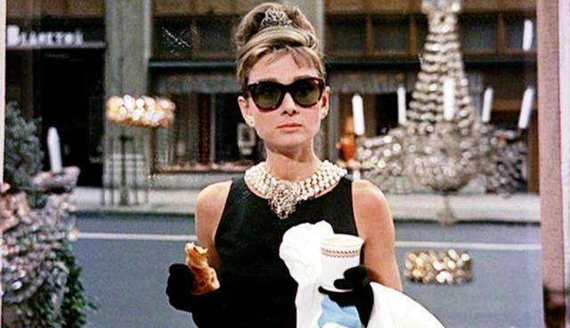 Hubert de Givenchy y Audrey Hepburn colaboraron mutuamente en distintas ocasiones. Aquí, un repaso por algunos de los vestidos más icónicos que el diseñador creó para la diva del cine. (Foto: AFP)