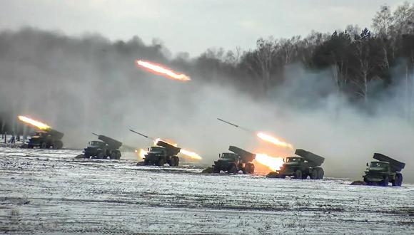 Lanzacohetes disparando en un campo cubierto de nieve durante ejercicios conjuntos de las fuerzas armadas de Rusia y Bielorrusia cerca de Ucrania días antes de la orden de Putin para el inicio de la invasión. (AFP).