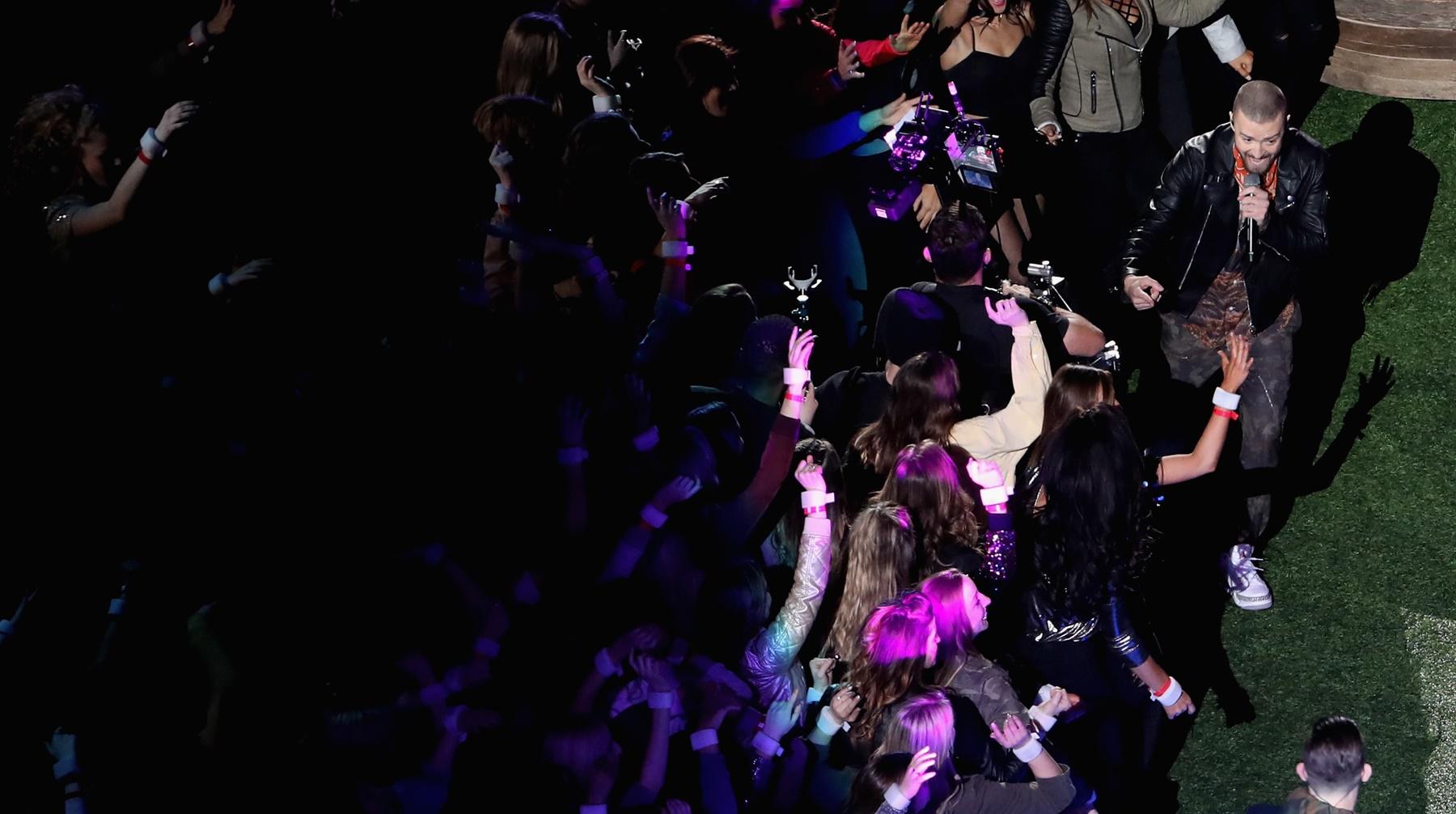 Justin Timberlake, gracias a efectos visuales, cantó junto a un holograma del fallecido Prince en el evento deportivo Super Bowl 2018. (Fotos: AFP)