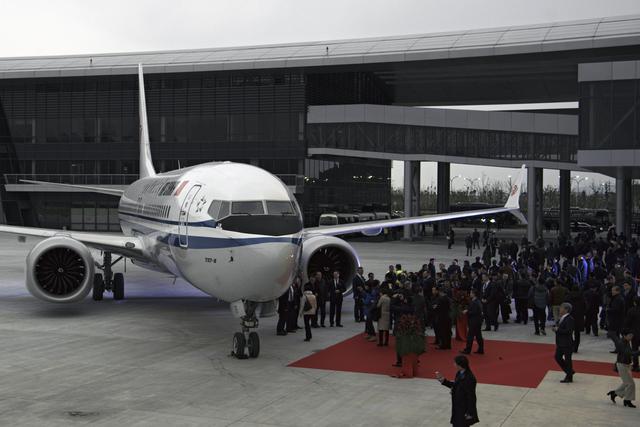 De acuerdo con el portal Marketwatch, Boeing ha vendido unas 350 aeronaves modelo Max 8, y en diciembre comunicó que los pedidos ascendían a 5.000 desde que lo presentó al mercado.
