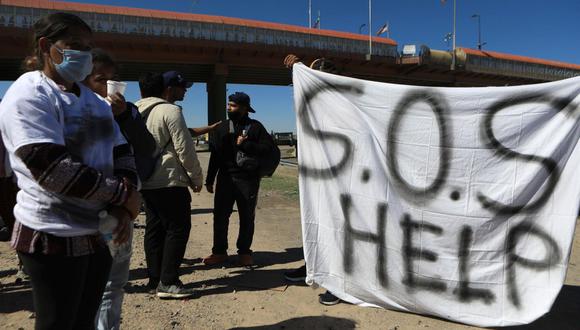 Migrantes de origen venezolano piden hoy ayuda humanitaria cerca de la frontera estadounidense en Ciudad Juárez, estado de Chihuahua (México). (Foto de EFE/ Luis Torres)
