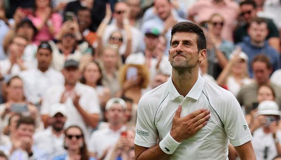 Novak Djokovic celebra su victoria frente a Kwon Soon-woo de Corea del Sur después de su partido de tenis individual masculino en el primer día del Campeonato de Wimbledon 2022. AFP