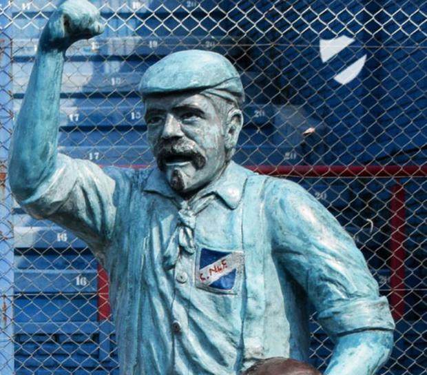 Monument to the pioneer fan Prudencio Reyes, at the Nacional stadium in Montevideo.  (Photo: Internet) 