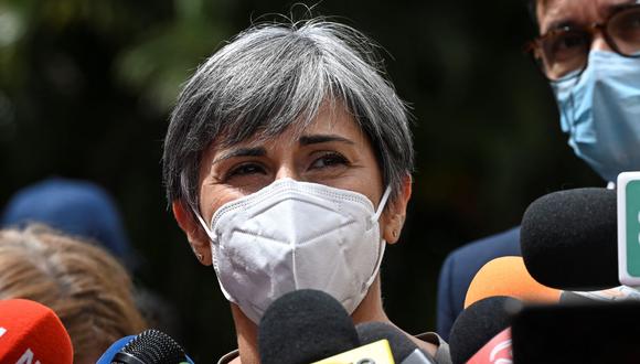 La jefa de la Misión de Observación Electoral de la Unión Europea (MOE UE), la portuguesa Isabel Santos, habla con los periodistas en Caracas, Venezuela.. (Yuri CORTEZ / AFP).