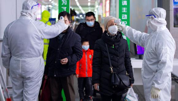 Diariamente a los pasajeros se les toma la temperatura como medida preventiva contra el coronavirus COVID-19. (AFP).