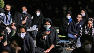 Rezos entre mascarillas y desinfectante en ceremonias excepcionales en Irán  | FOTOS