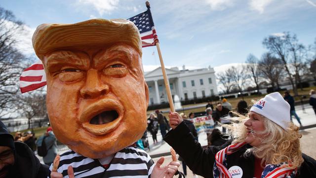 Un grupo de manifestantes reclamaron frente a la Casa Blanca que "Donald Trump está tratando de socavar nuestra democracia" por declarar emergencia para financiar su muro.