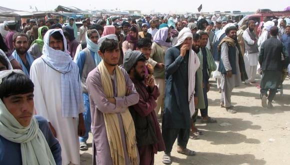 La gente espera para cruzar en el punto de cruce de la Puerta de la Amistad en la ciudad fronteriza entre Pakistán y Afganistán de Chaman, Pakistán. (Foto: REUTERS / Saeed Ali Achakzai).