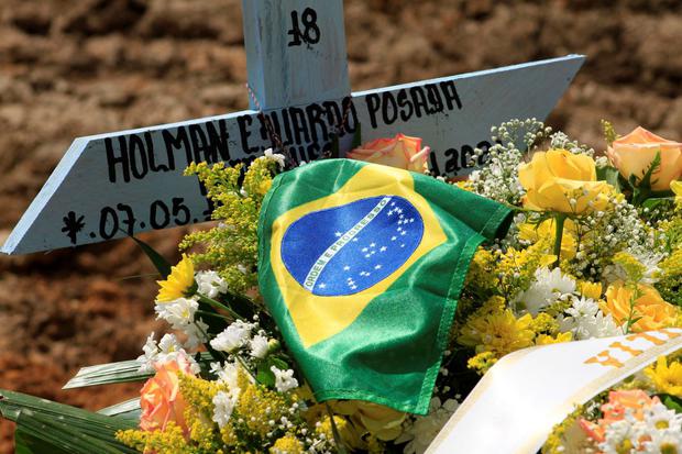 The grave of a victim of the COVID-19 coronavirus with the Brazilian flag in the Nossa Senhora Aparecida cemetery in Manaus, on January 22, 2021. (MARCIO JAMES / AFP).