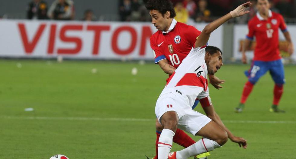 Jorge Valdivia y Carlos Lobatón en el Perú vs Chile (Foto: EFE)