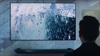 OLED W7, el televisor que es tan delgado como una moneda [VIDEO]