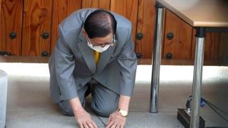 Líder de polémica secta pide perdón de rodillas por diseminar el coronavirus en Corea del Sur | FOTOS Y VIDEO 