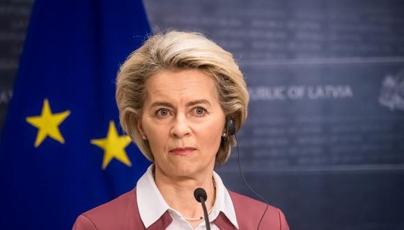 La presidenta de la Comisión Europea, Ursula von der Leyen, asiste a una conferencia de prensa conjunta con el Secretario General de la OTAN y el Primer Ministro de Letonia en Riga, el 28 de noviembre de 2021. (Gints Ivuskans / AFP).