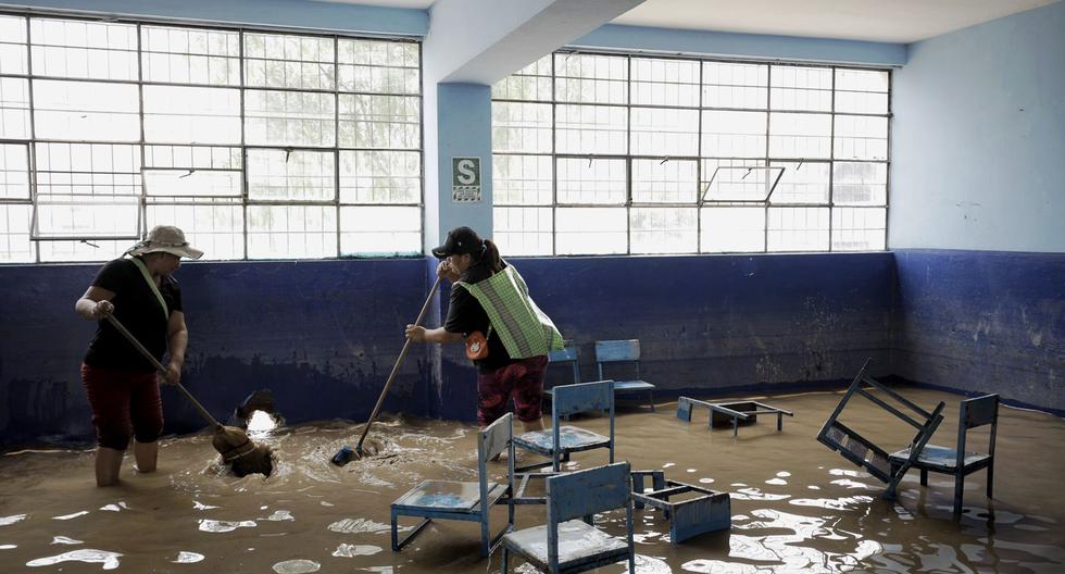 El colegio Felipe Santiago Esteños, en Chaclacayo, resultó afectado por los huaicos. Padres de familia ayudan a retirar el agua y lodo de las aulas. (Foto: Joel Alonzo/@photo.gec)