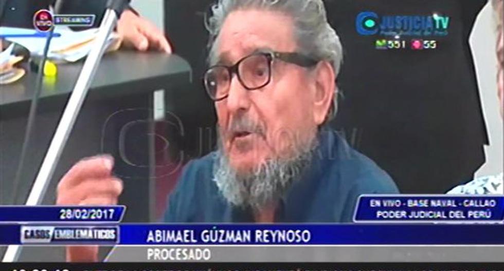 El exlider de la cúpula de Sendero Luminoso, Abimael Guzmán, hizo un enérgico reclamo en plena audiencia por el atentado terrorista en Tarata, en Miraflores. (Fotocaptura: Justicia TV)