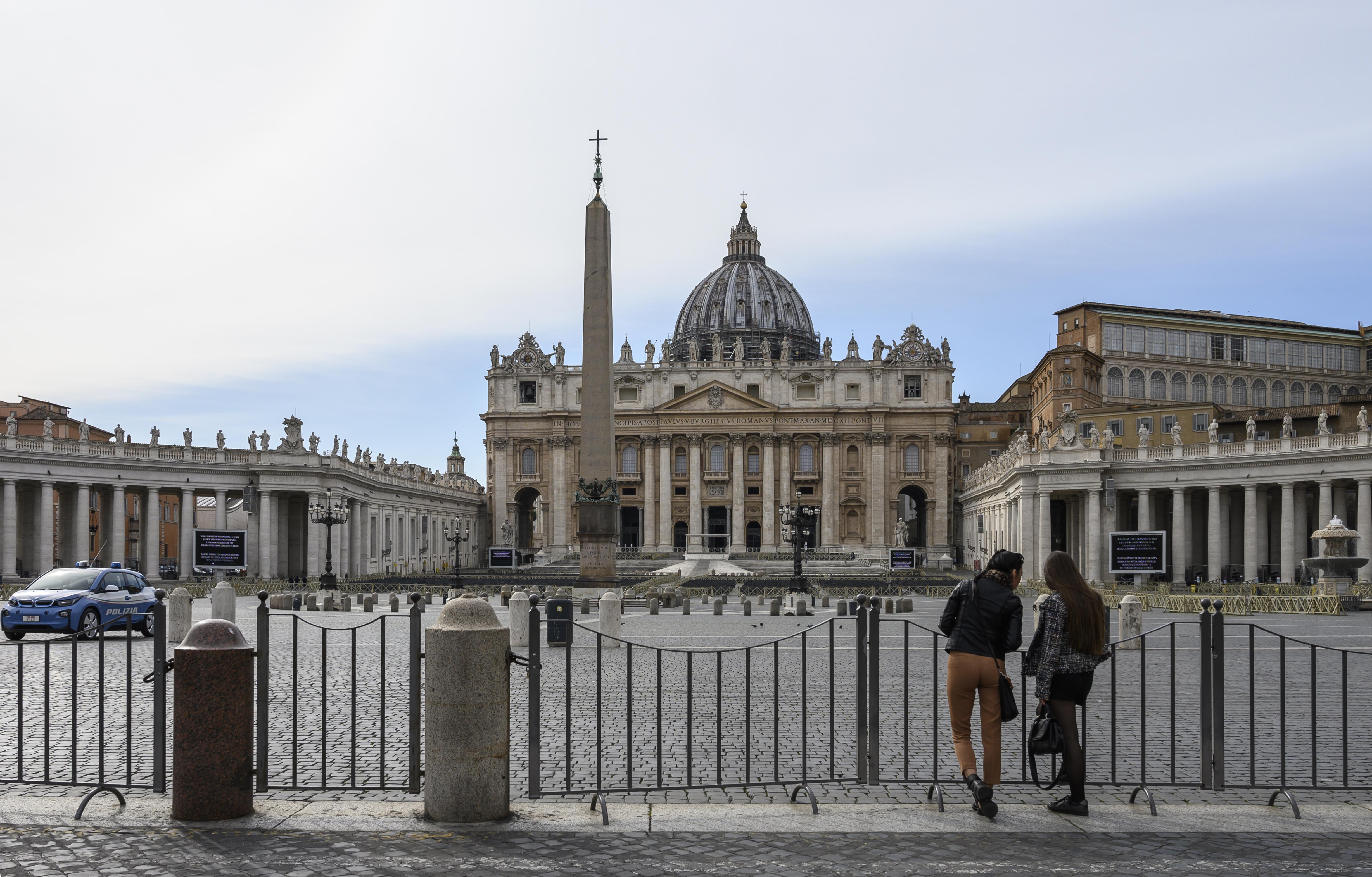 La Plaza de San Pedro del Vaticano y su basílica principal se cerraron a los turistas como parte de una represión más amplia destinada a frenar el brote de coronavirus. (Foto: AFP)