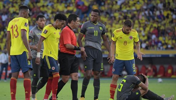 El árbitro Diego Haro tuvo un polémico arbitraje en el partido de Colombia y Ecuador. (Photo by Raul ARBOLEDA / AFP)